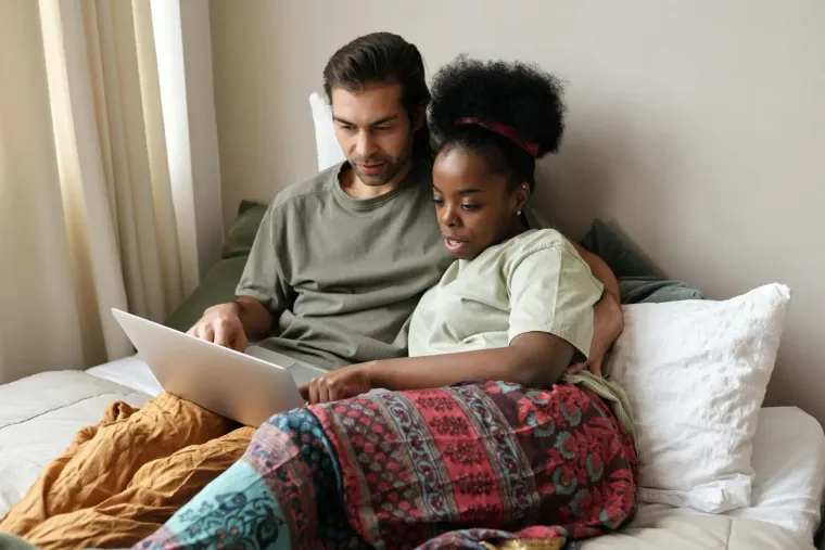 Bauherren besprechen die Baufinanzierung für ihr neues Zuhause