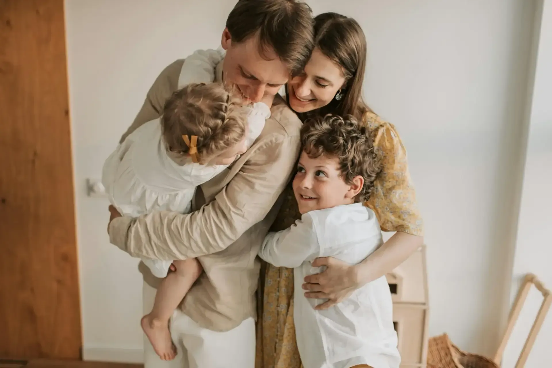 Glückliche Familie in ihrem neuen Zuhause