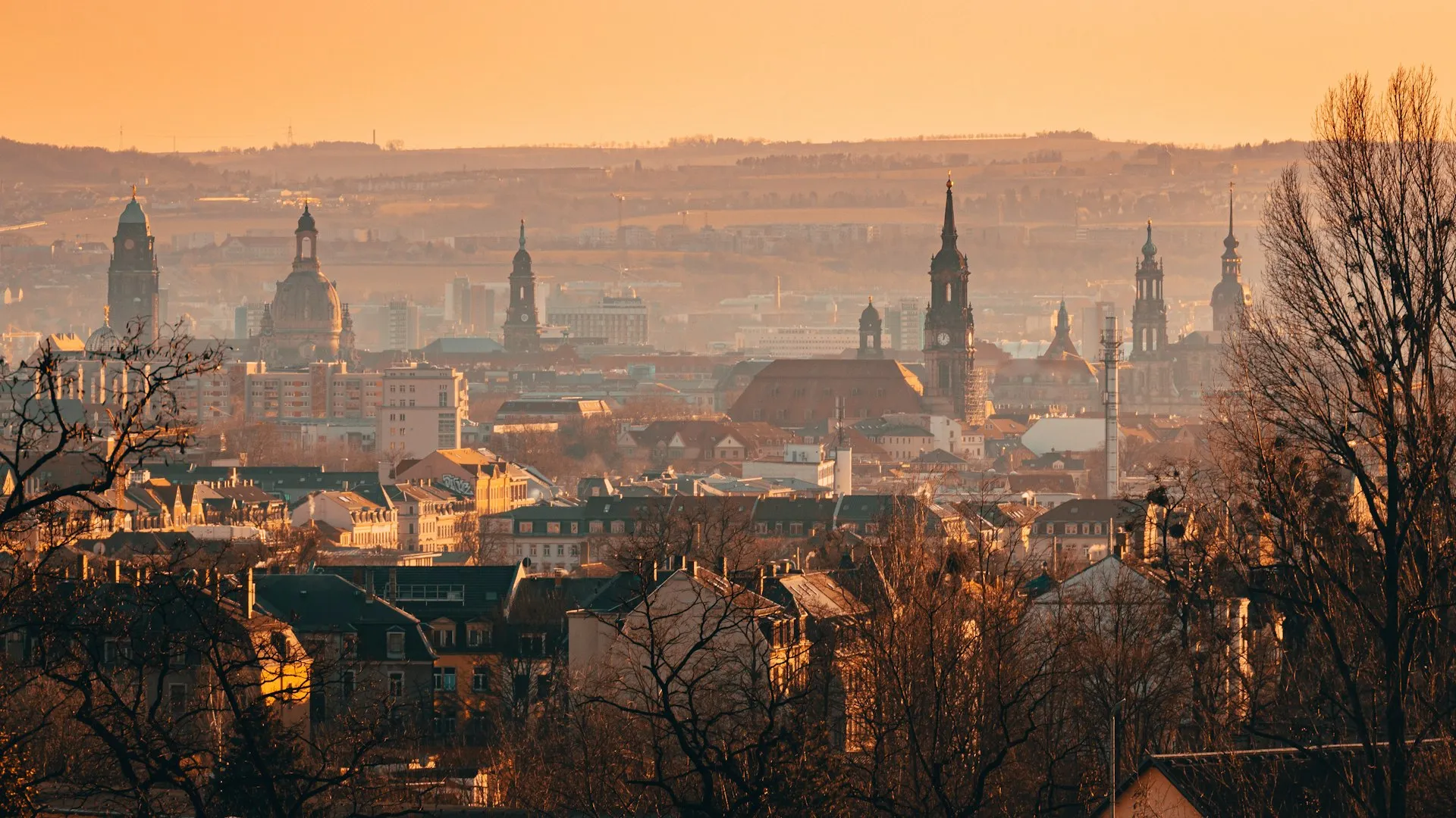 Blick über die Dresdner Altstadt-Skyline mit Frauenkirche im Abendlicht